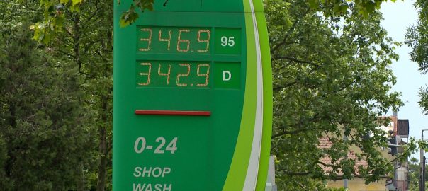 Megint emelték - hosszú távon 350 forintos benzinárra kell felkészülniNyíregyháza - Szerdán 6 forinttal ment feljebb a benzin és öttel a gázolaj. A szakértő szerint nem lesz már 300 alatt, de 450 felett sem az ár, marad a 350 forint.