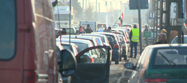 Tüntetést szervezett pénteken a Vasas Szakszervezeti Szövetség Nyíregyházán a Debreceni út kivezető szakaszán déltól 16 óráig.