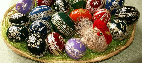 1280px-Easter_eggs_-_straw_decoration
