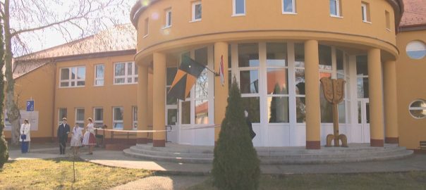 Felújították a Királyfalvi Miklós Katolikus Általános Iskola épületét, Pócspetriben
